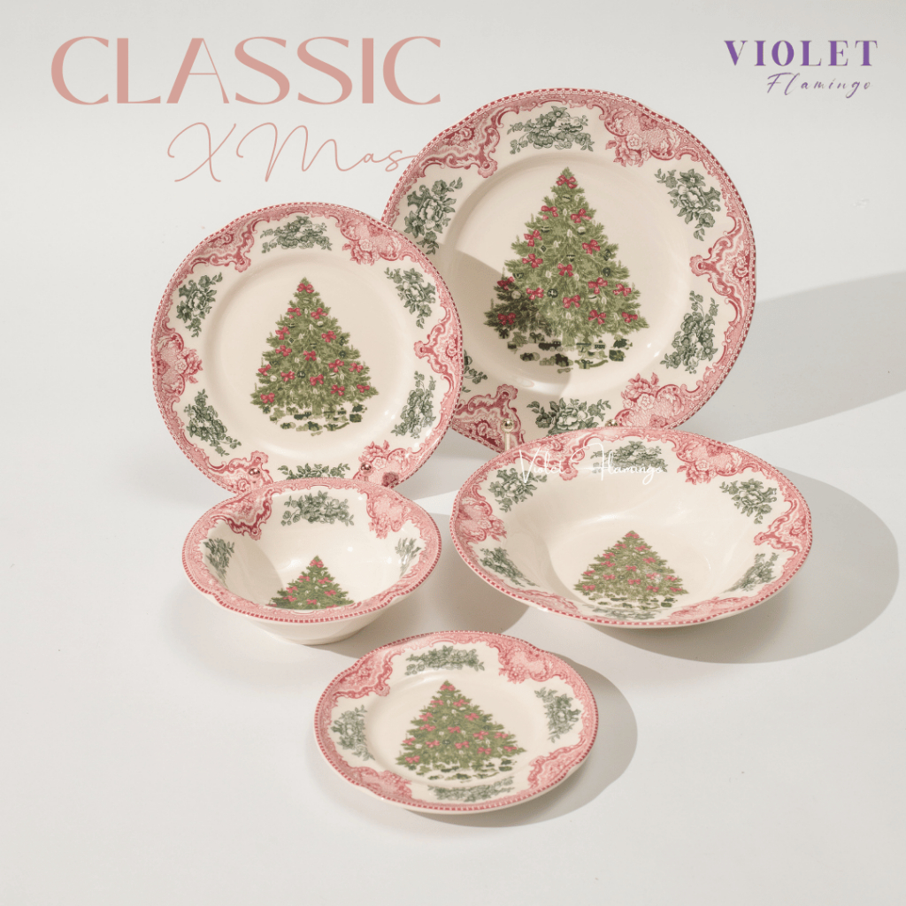 Violet Flamingo Red X’Mas Tree Collection – เซ็ตจานและถ้วยเซรามิกลายต้นคริสต์มาสสุดคลาสสิก ขอบสีแดง เซ็ต 5 ชิ้น