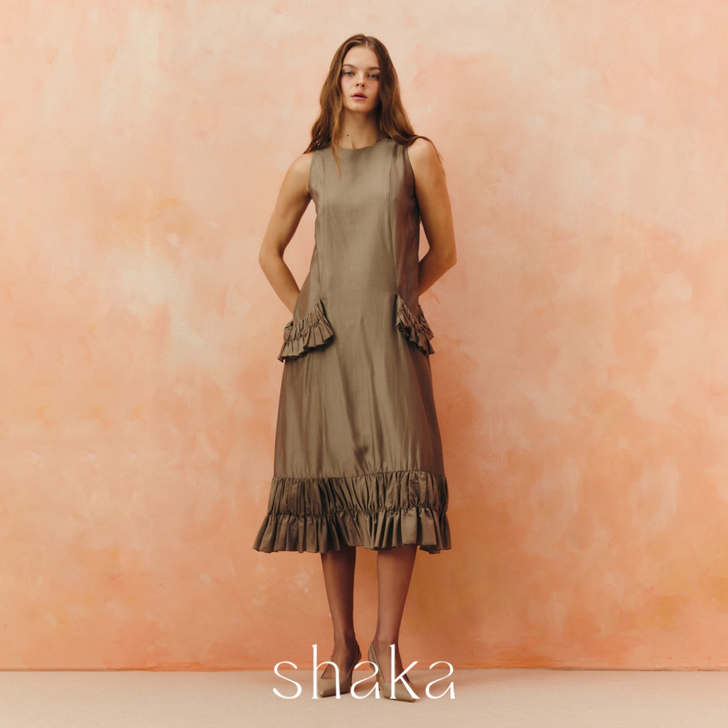 Shaka AW25 Sleeveless Ruffle Dress เดรสแขนกุดทรง A-line กลางน่อง DS-8250715 (BROWN)