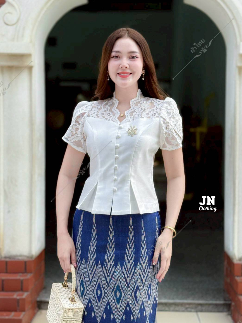 เสื้อไหมสี่เส้นคอวีแขนกลีบบัวชายระบาย ใส่ไปงานบุญงานแต่ง สวยหรู ราคา 390 บาท มุมมองที่ 6