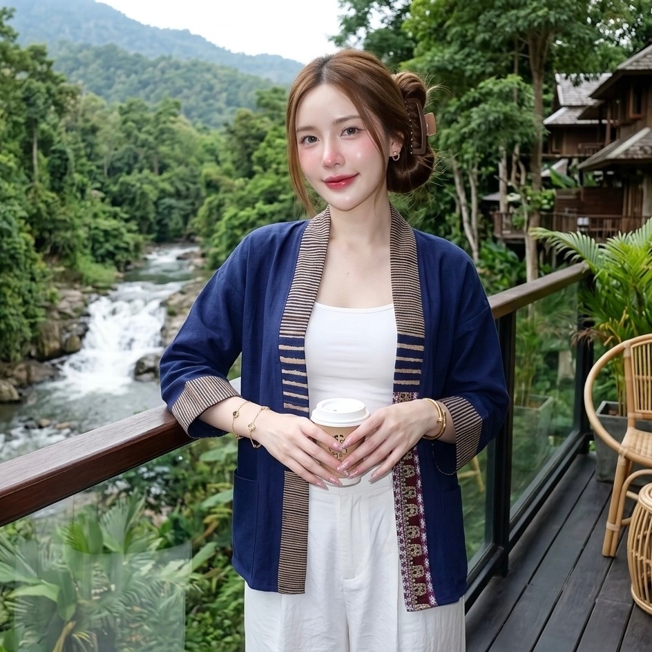 LANNA – เสื้อคลุมแขนยาวมีกระเป๋าเสื้อ ใส่คลุมร้อนคลุมหนาว ผ้าฝ้ายไทยพิมพ์ลาย ทรงสวยใส่สบาย