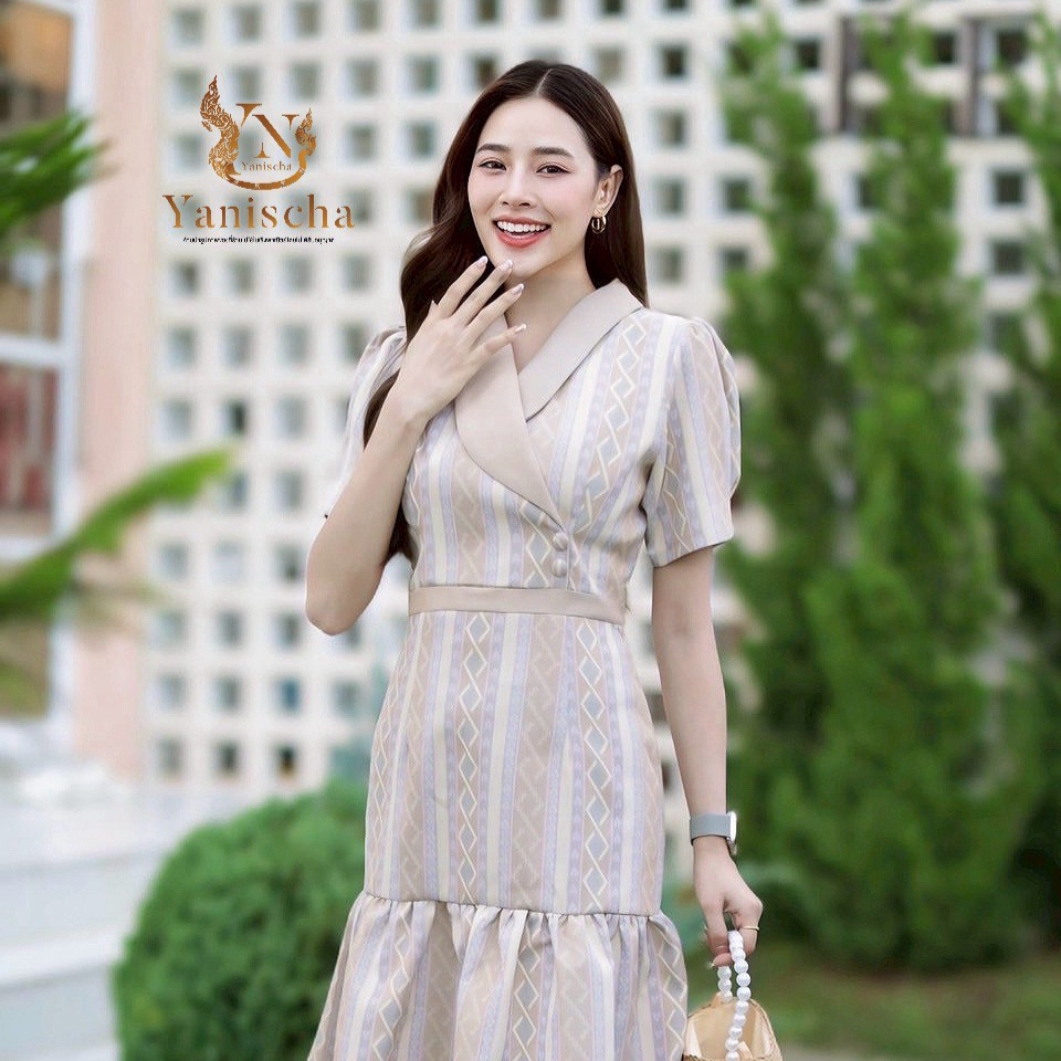 ชุดไทยเบญจวรรณ เดรสผ้าไหมทอลาย ใส่ไปวัด งานแต่ง ดูผอมสง่า พร้อมส่ง มุมมองที่ 4