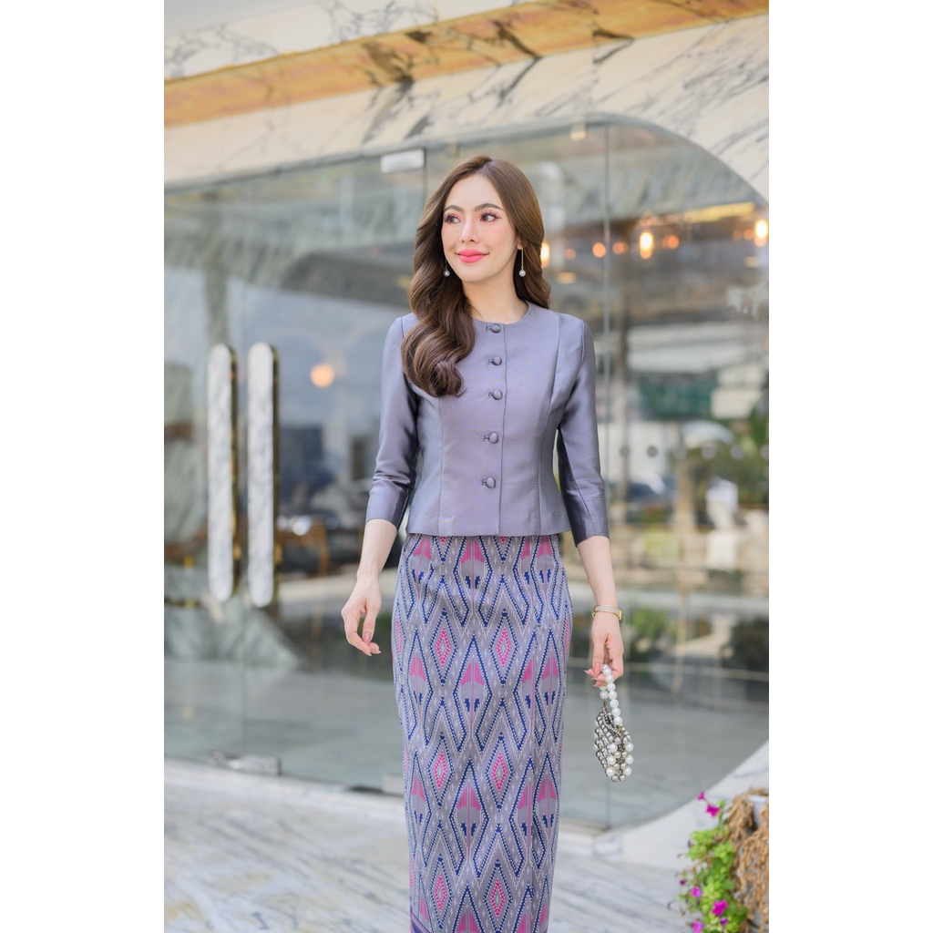 ชุดไทยเรือนต้นไหมมัดหมี่ทอลายอัดกาว งานตัดเย็บเรียบร้อย สวยสง่า มุมมองที่ 3