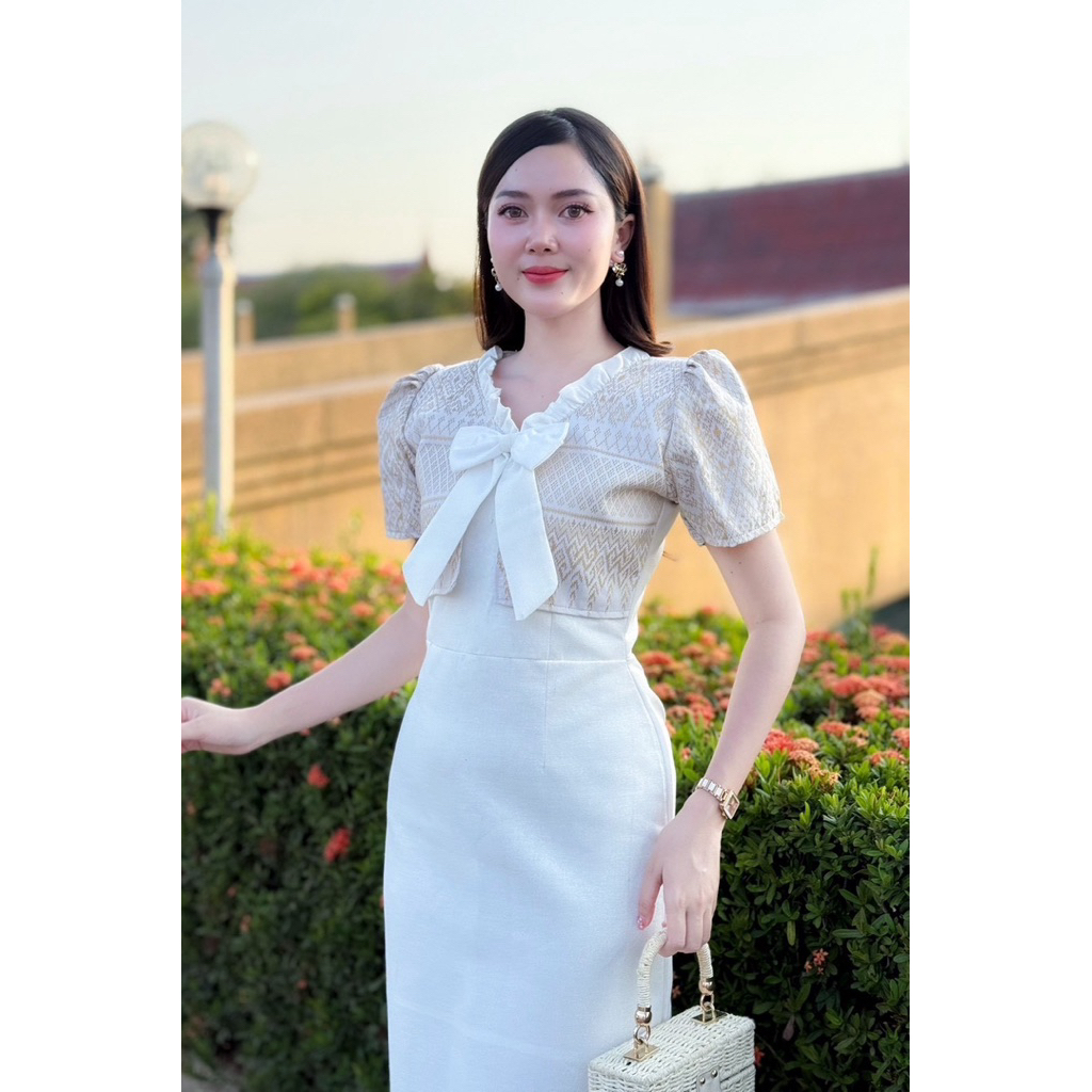 PIRA DRESS เดรสผ้าฝ้ายอัดกาวสีขาว ทรงสอบโบว์หวาน ลุคไทยประยุกต์ดูแพง มุมมองที่ 2