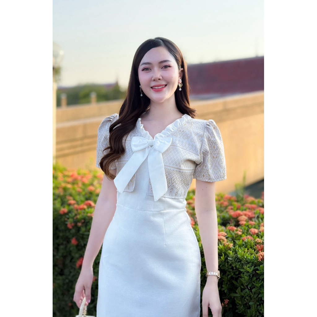 PIRA DRESS เดรสผ้าฝ้ายอัดกาวสีขาว ทรงสอบโบว์หวาน ลุคไทยประยุกต์ดูแพง มุมมองที่ 5