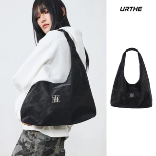 URTHE - กระเป๋า หนังเทียม รุ่น EMBLEM SLOUCHY SHOULDER BAG