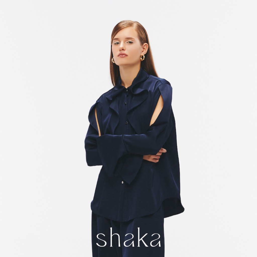Shaka SS25 Aurora Collar Shirt  เสื้อเชิ้ตแขนยาว แขนผ่าข้าง ผ้าซาติน (NAVY) BL-8250138