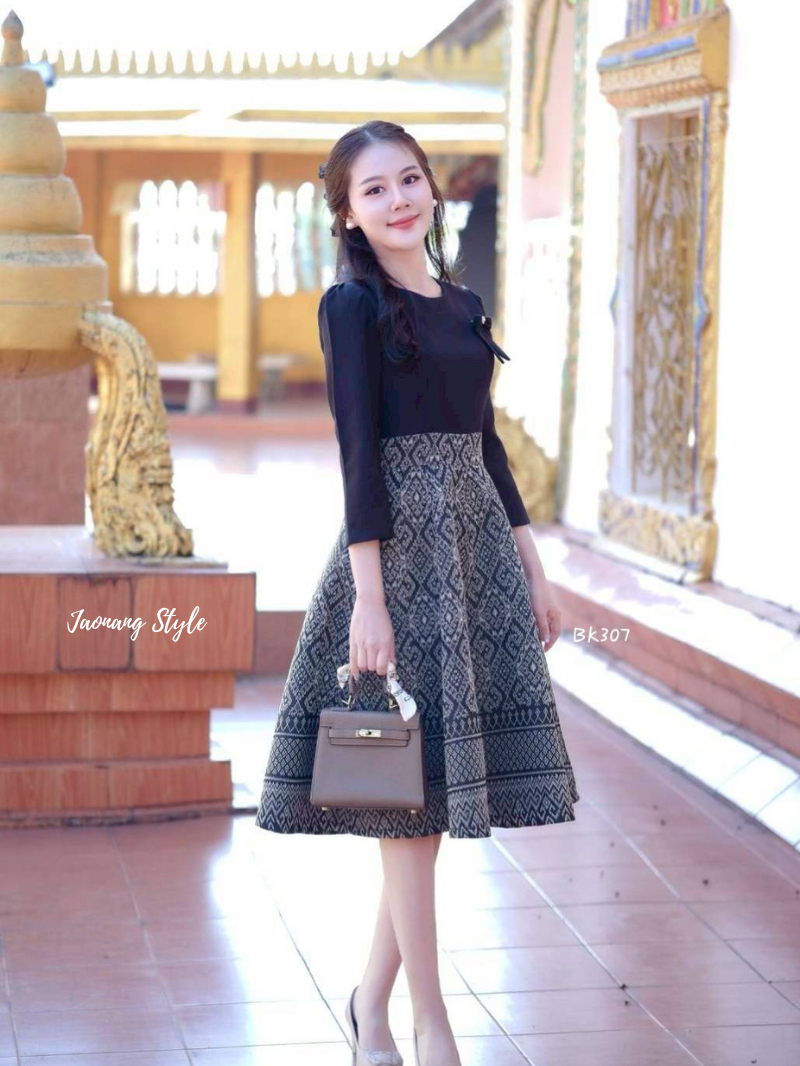 เดรสผ้าไทยลายขอพระราชทาน พรางหุ่นสวย ใส่ทำบุญ-ออกงาน ราคา 1,230฿ มุมมองที่ 3