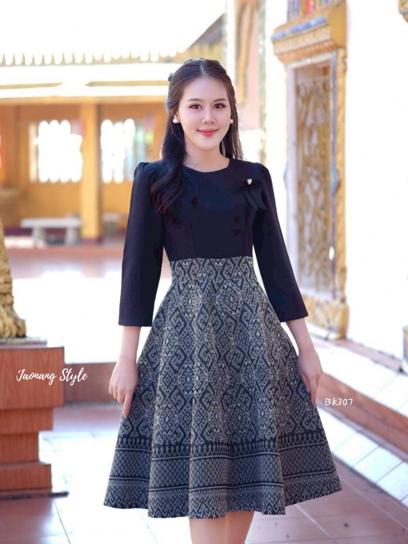 เดรสผ้าไทยลายขอพระราชทาน พรางหุ่นสวย ใส่ทำบุญ-ออกงาน ราคา 1,230฿ มุมมองที่ 5
