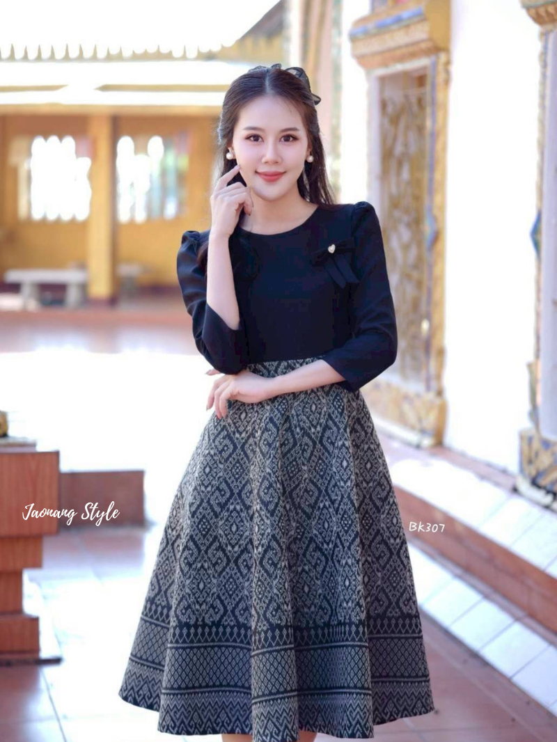 เดรสผ้าไทยลายขอพระราชทาน พรางหุ่นสวย ใส่ทำบุญ-ออกงาน ราคา 1,230฿ มุมมองที่ 4