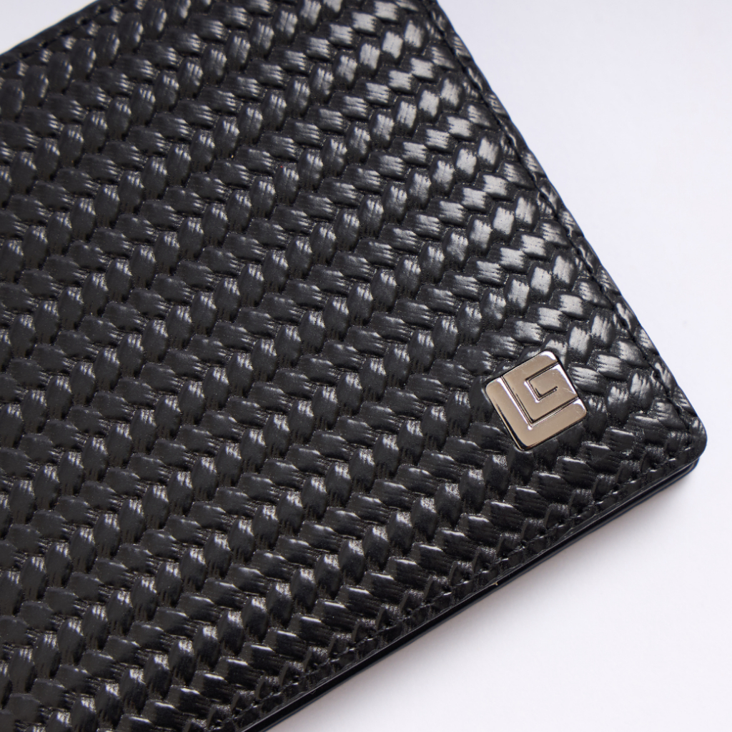 Guy Laroche กระเป๋าสตางค์หนังอัดลายสาน 8 การ์ด สีดำ (MGW09118S6BLS)