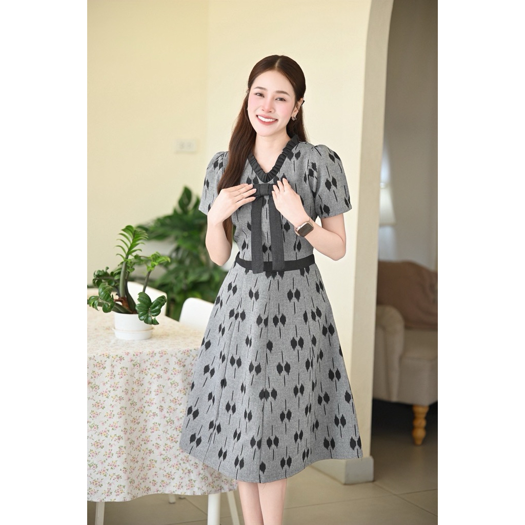 PIRA DRESS เดรสผ้าฝ้ายอัดกาว ทรงสวยเน้นสัดส่วน สีดำ-เทา ใส่แล้วเรียว มุมมองที่ 3