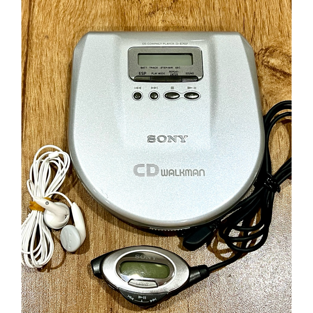 เครื่องเล่นCDพกพก Sony Walkman D-E707 สีบรอนเงิน สภาพสวย น่าสะสม
