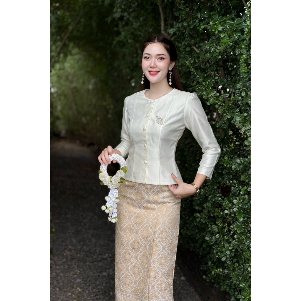 ชุดไทยเรือนต้นผ้าไหม 4 เส้นเซ็ต 2 ชิ้น สีงาช้าง ดูผอม พรางพุง ใส่ทำงานทำบุญ มุมมองที่ 2