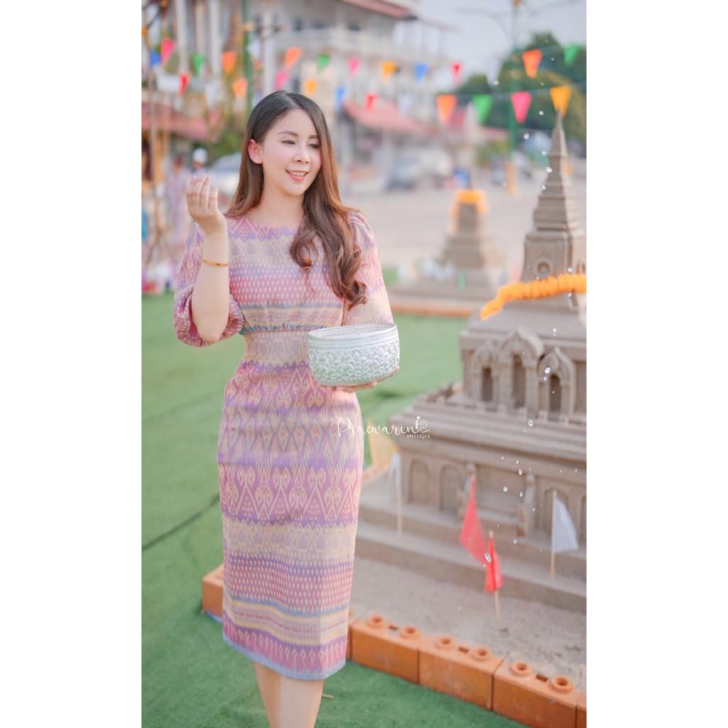 เดรสผ้าทอลายไทยพรีเมี่ยม เอวสูงแขนระฆัง ทรงสวยเป๊ะ ดูแพง ใส่แล้วเพรียว มุมมองที่ 4