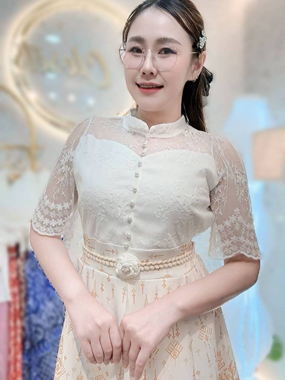ชุดเดรสไทยประยุกต์ P121 ผ้าบาร์บี้ลายไทย คอจีนลูกไม้ ซับใน ฟรีไซส์ ใส่ทำบุญ มุมมองที่ 2