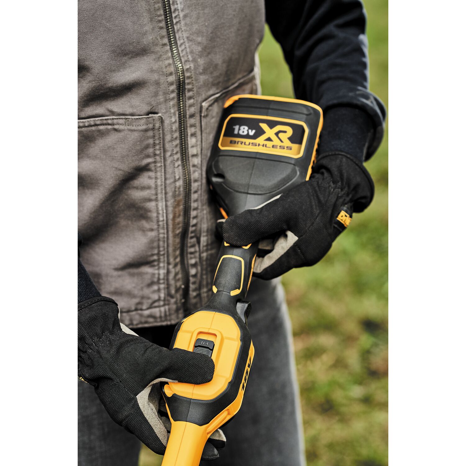 DEWALT รุ่น DCMST561P1-B1 เครื่องเล็มหญ้าไร้สาย 20Vmax (พร้อมกับแบตเตอรี่ 5.0AH)
