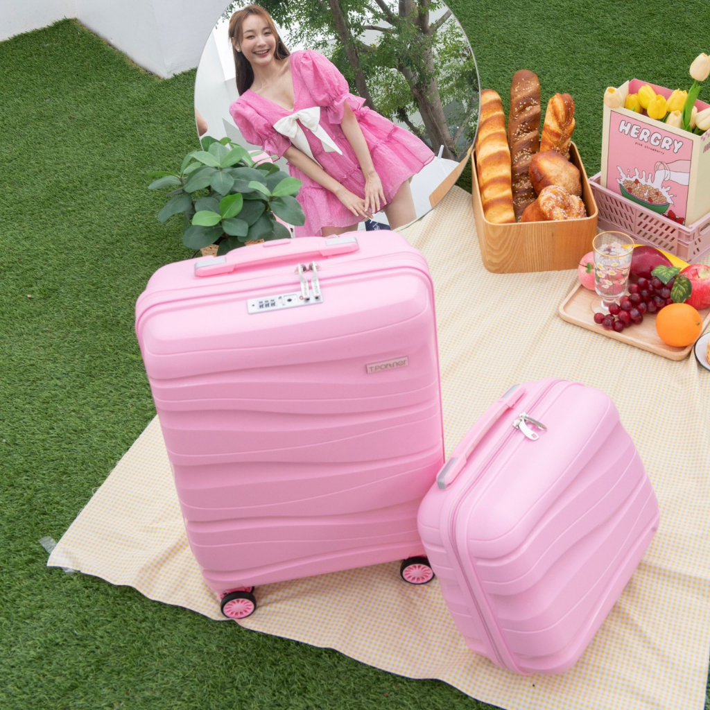 Tpartner รุ่น Wave Series กระเป๋าเดินทาง PP100% น้ำหนักเบาพิเศษ ดีไซน์ลายคลื่น มีให้เลือกหลายขนาดและสีสัน พร้อมระบบ TSA Lock และล้อคู่ลื่น 360 องศา