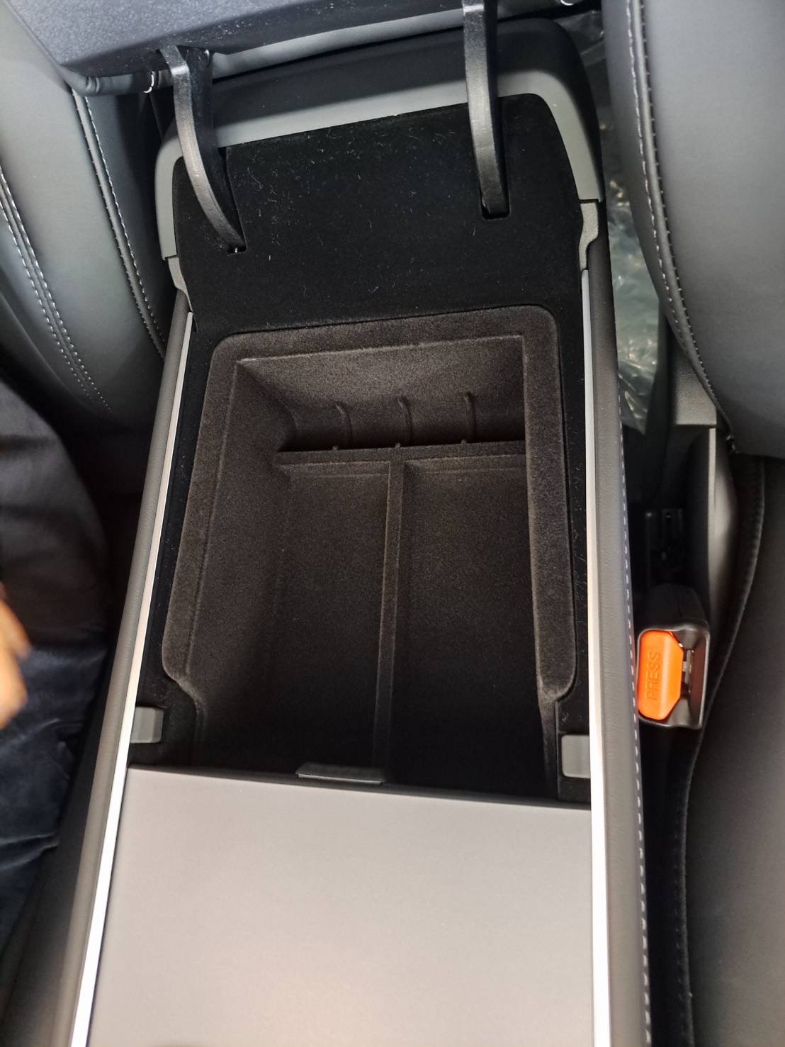 Tesla กล่องเก็บของ บริเวณคอนโซลกลาง/ที่พักแขน สำหรับ Model 3 Highland  พร้อมช่องสอดสายชาร์จ - thetesries