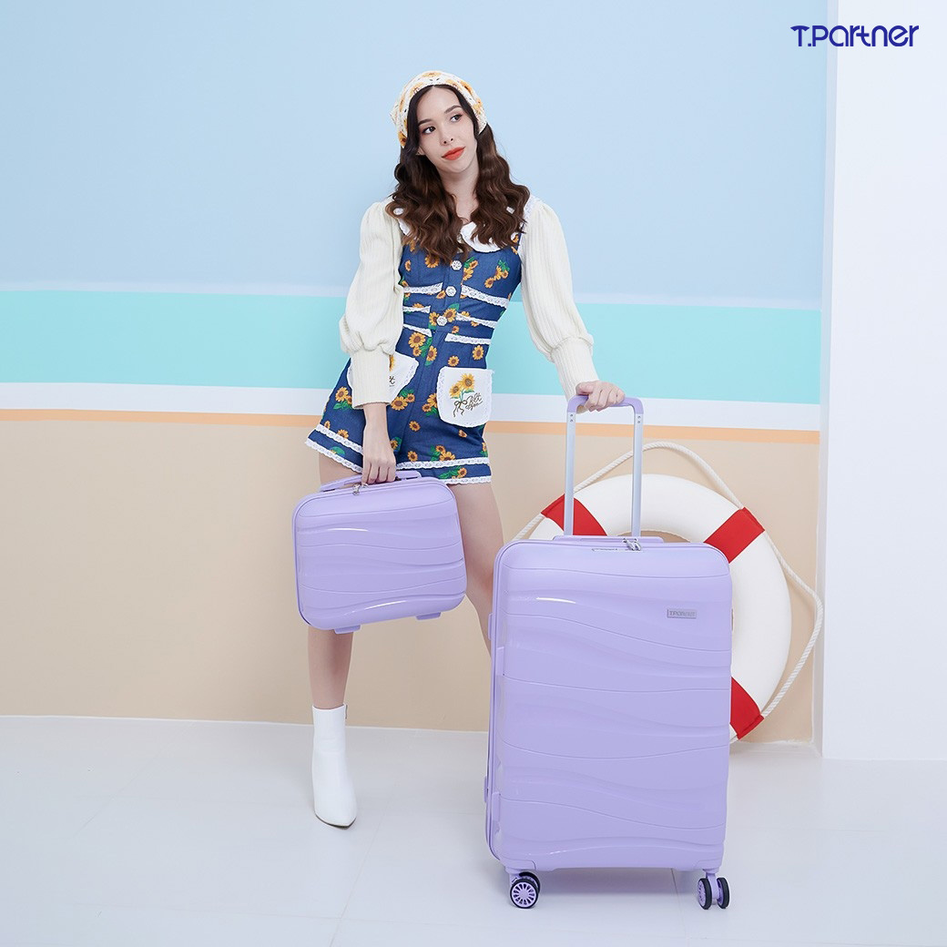 Tpartner รุ่น Wave Series กระเป๋าเดินทาง PP100% น้ำหนักเบาพิเศษ ดีไซน์ลายคลื่น มีให้เลือกหลายขนาดและสีสัน พร้อมระบบ TSA Lock และล้อคู่ลื่น 360 องศา