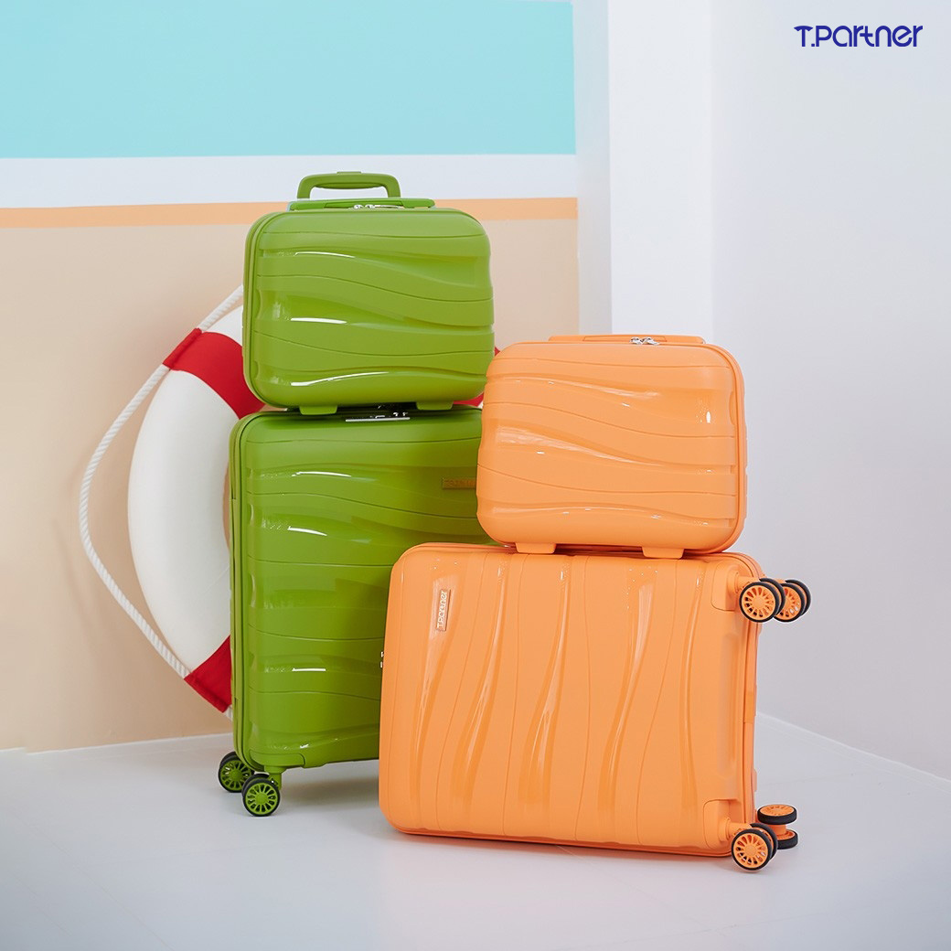 Tpartner รุ่น Wave Series กระเป๋าเดินทาง PP100% น้ำหนักเบาพิเศษ ดีไซน์ลายคลื่น มีให้เลือกหลายขนาดและสีสัน พร้อมระบบ TSA Lock และล้อคู่ลื่น 360 องศา
