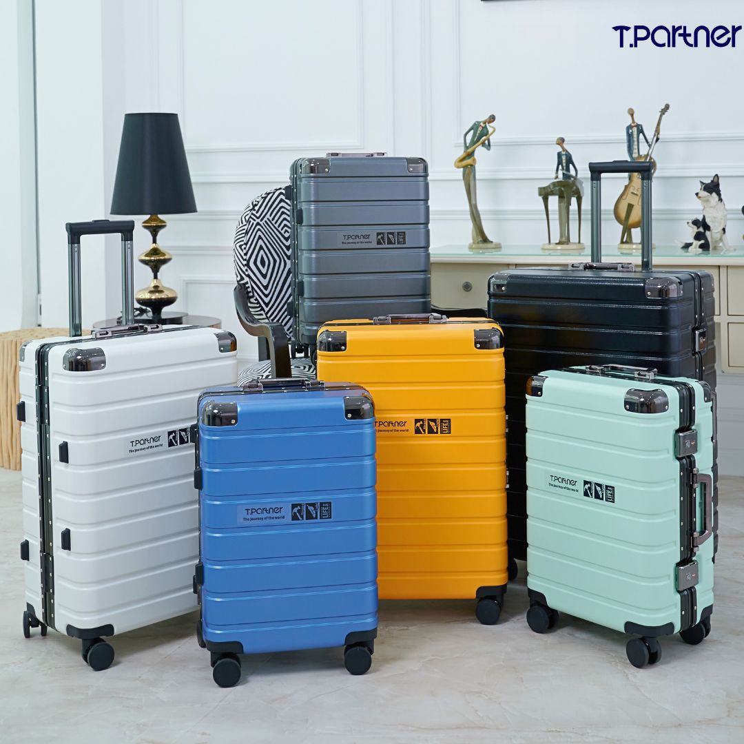 Tpartner รุ่น Titanium กระเป๋าเดินทางโครงสร้างอลูมิเนียม เสริมมุมกันกระแทก แข็งแรงทนทานทุกมิติ พร้อมระบบ TSA Lock One touch ใช้งานง่าย