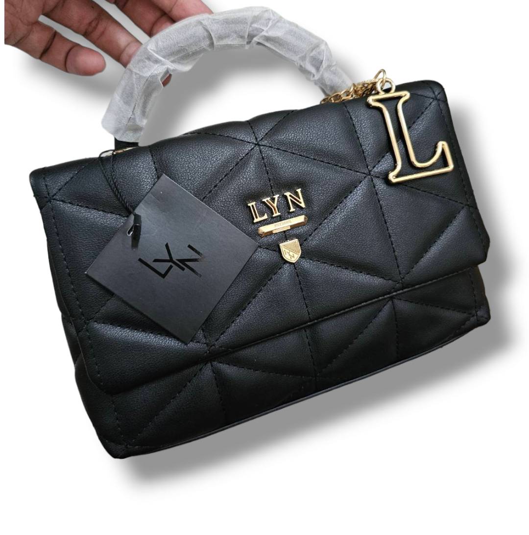 พร้อมส่งครบสี กระเป๋าสะพายข้าง LYN รุ่นโคโค่ หูจับมีอะไหล่ตัว L