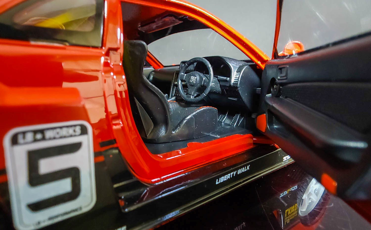 โมเดลรถแข่ง นิสสันสกายไลน์ Jinlifang 1:24 NISASN SKYLINE 5 Bride Nihon ...