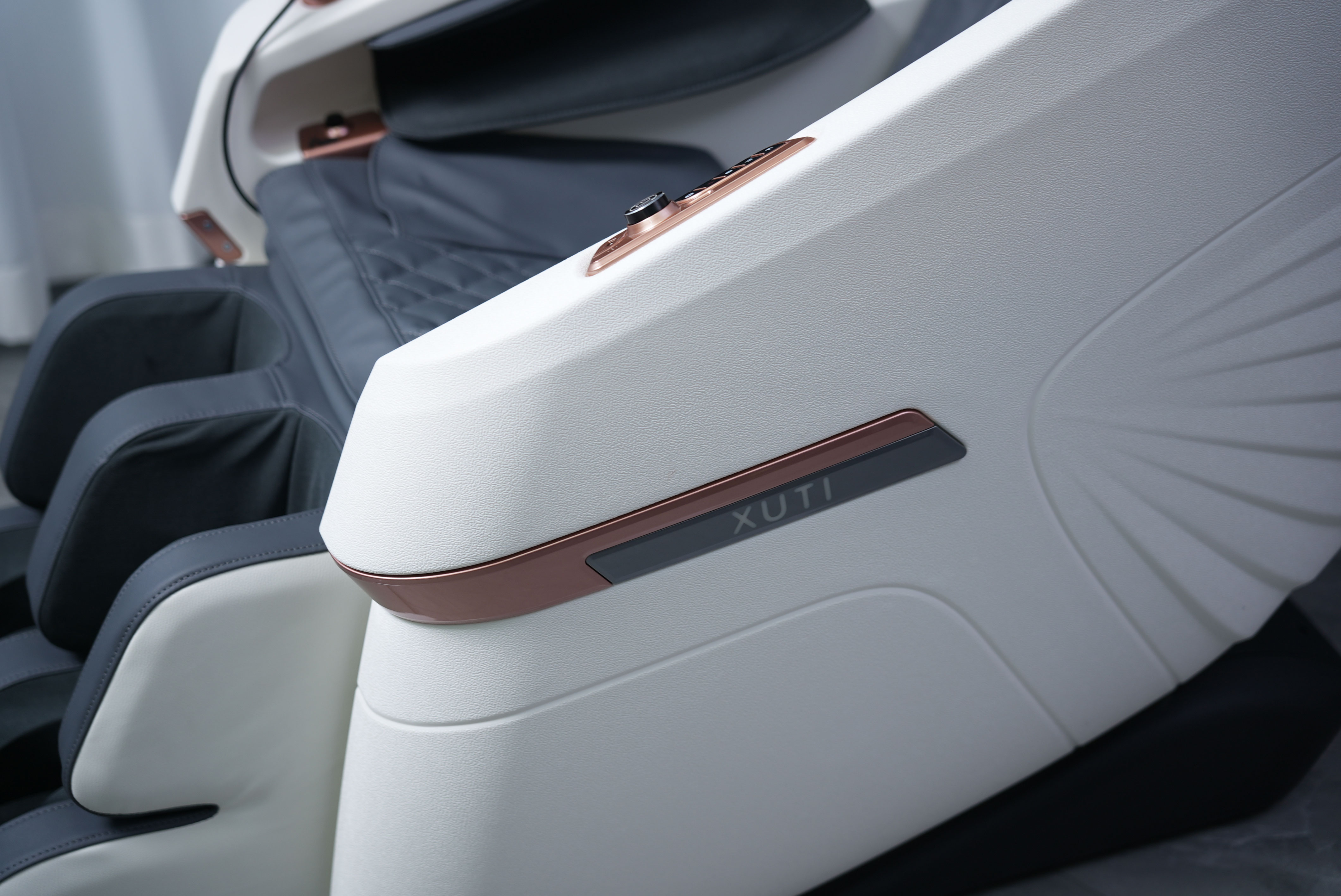 XUTI รุ่น E7X เก้าอี้นวดไฟฟ้า 12 โปรแกรมอัตโนมัติ สีเทา มอบประสบการณ์การนวดผ่อนคลายเหนือระดับมาตรฐาน มอก.