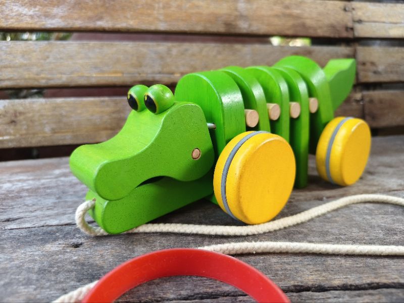 รถไม้ลากจูง แบรนด์ Plantoys มือสอง หลายรุ่น Dancing Alligator /Pull ...