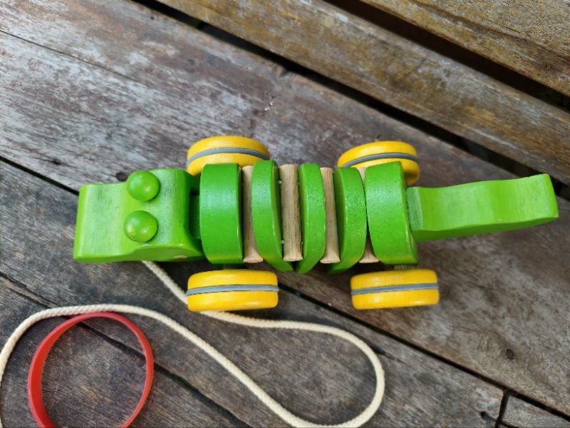 รถไม้ลากจูง แบรนด์ Plantoys มือสอง หลายรุ่น Dancing Alligator /Pull ...