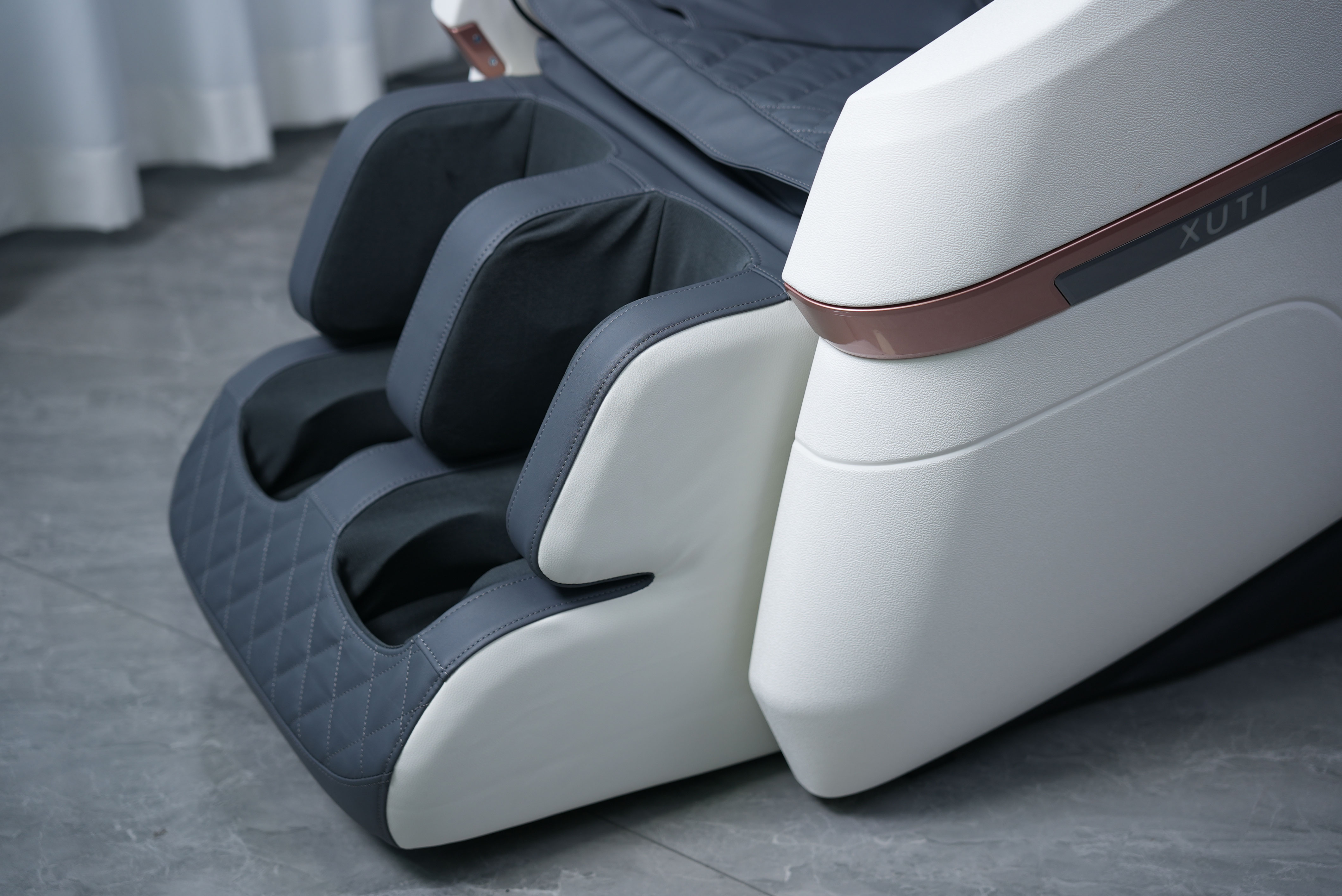 XUTI รุ่น E7X เก้าอี้นวดไฟฟ้า 12 โปรแกรมอัตโนมัติ สีเทา มอบประสบการณ์การนวดผ่อนคลายเหนือระดับมาตรฐาน มอก.