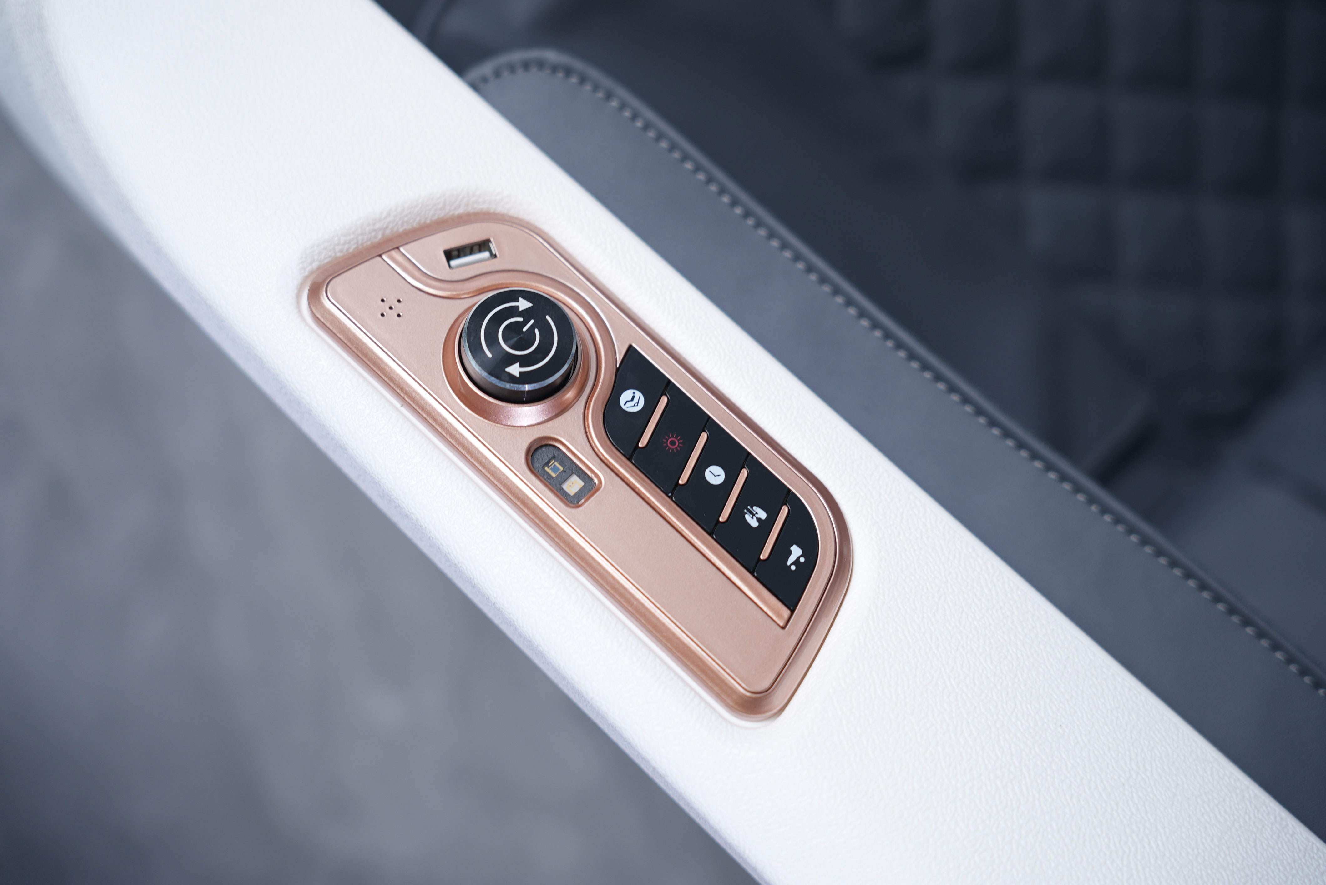 XUTI รุ่น E7X เก้าอี้นวดไฟฟ้า 12 โปรแกรมอัตโนมัติ สีเทา มอบประสบการณ์การนวดผ่อนคลายเหนือระดับมาตรฐาน มอก.