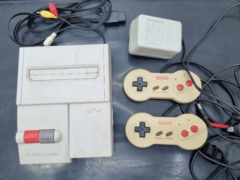 เครื่องแท้ Famicom AV พร้อมอแดปเตอร์+2จอยแท้ๆ พร้อมใช้งาน | Shopee Thailand