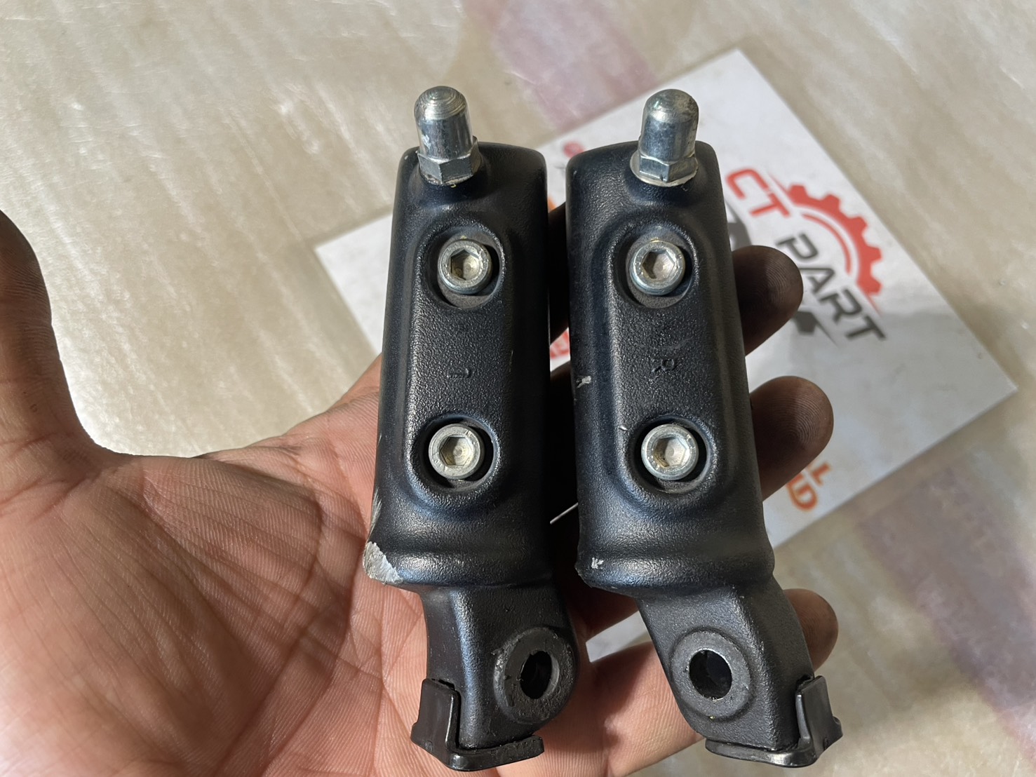 พักเท้าหน้า ซ้าย+ขวา TRIUMPH speed 400 ของแท้ มือสอง | Shopee Thailand