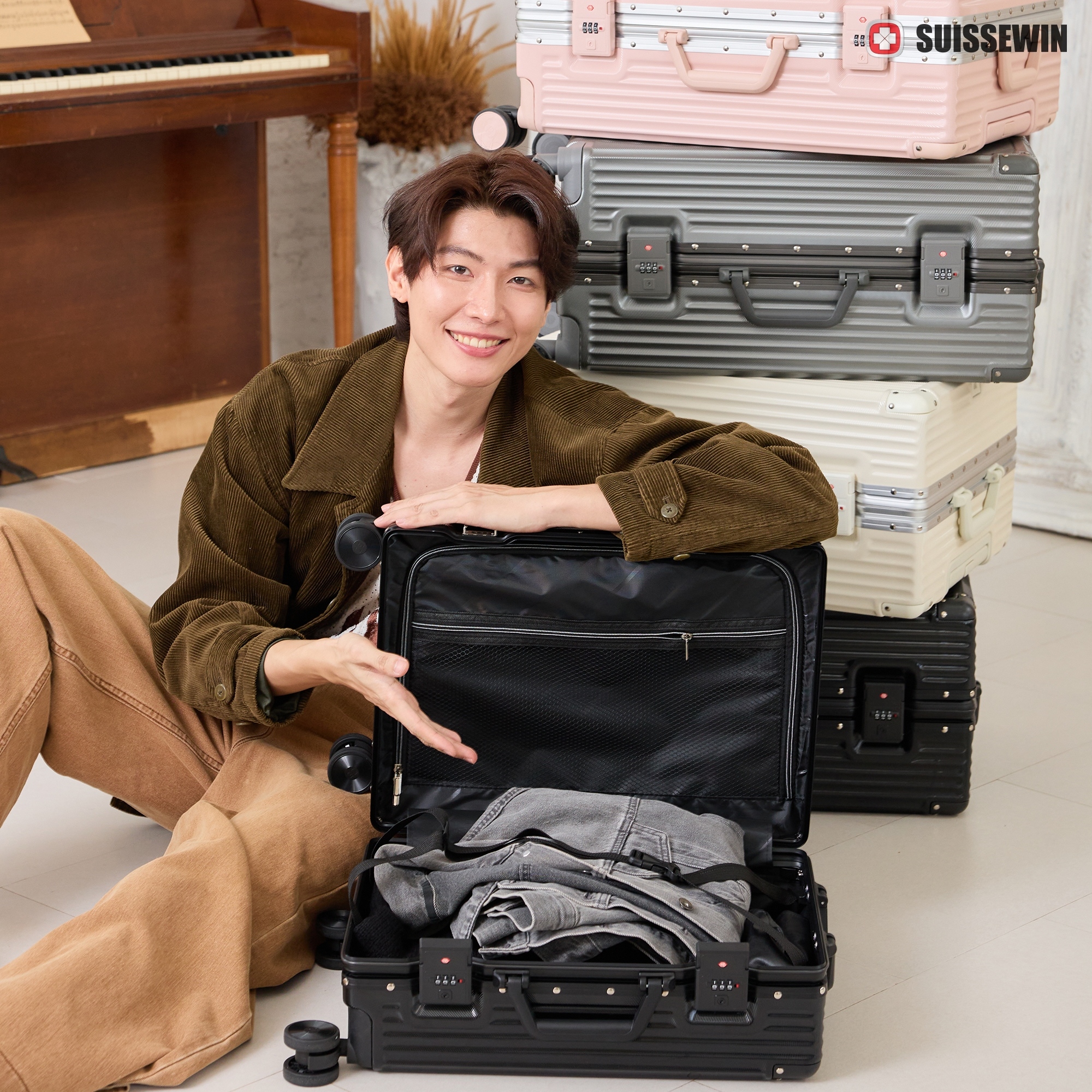 กระเป๋าเดินทางล้อลาก โครงอะลูมิเนียม วัสดุ PC มีที่ห้อยสัมการะด้านหน้า ...