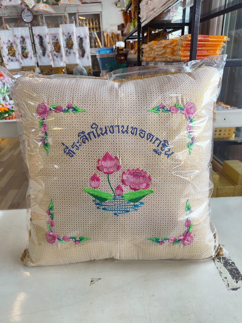 หมอนกฐินสี่เหลี่ยม แบบปักที่ระลึกในงานทอดกฐินขนาดใหญ่ประมาณ50*50ซม. ...
