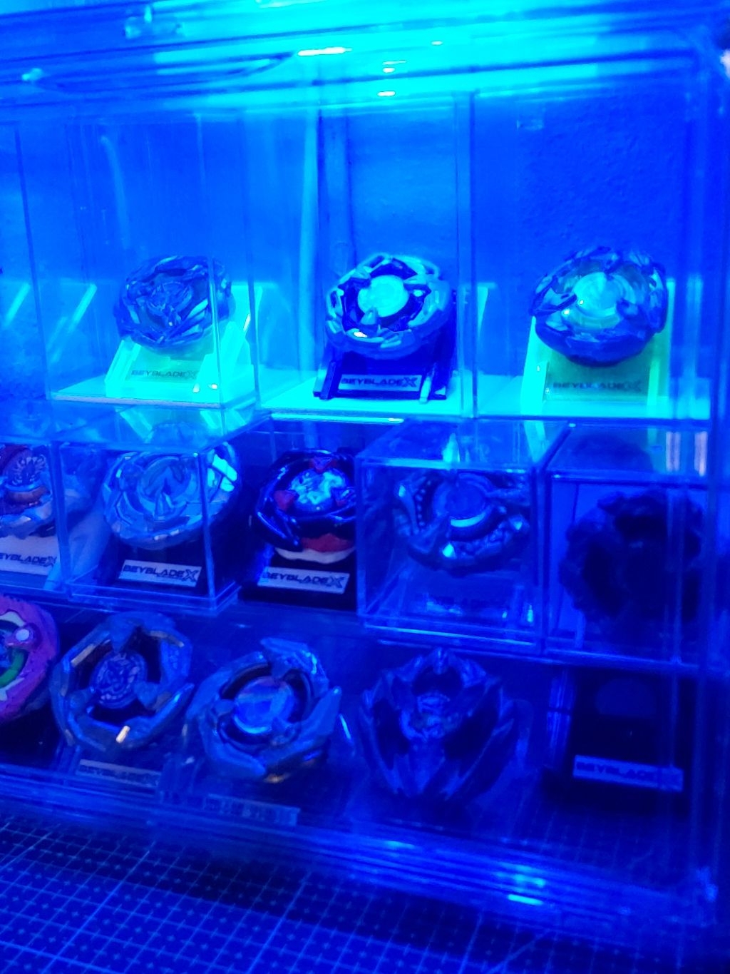 Beyblade X - Displays Case แท่นวางเบย์เบลดอะคริลิค 3 มิล พร้อมกล่องใสๆ ...