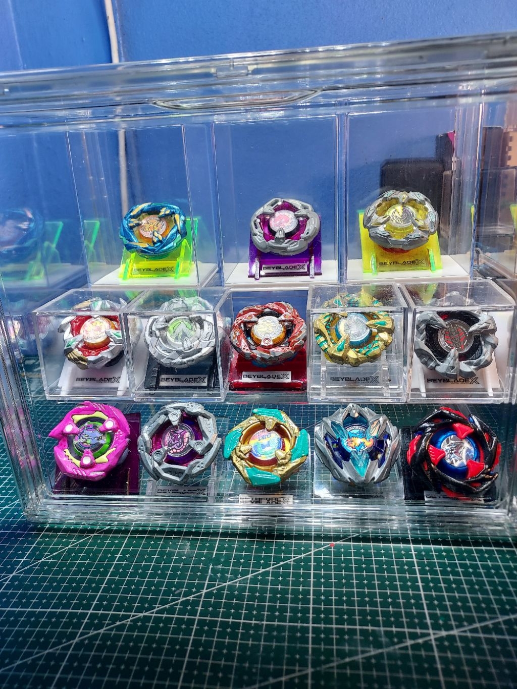 Beyblade X - Displays Case แท่นวางเบย์เบลดอะคริลิค 3 มิล พร้อมกล่องใสๆ ...