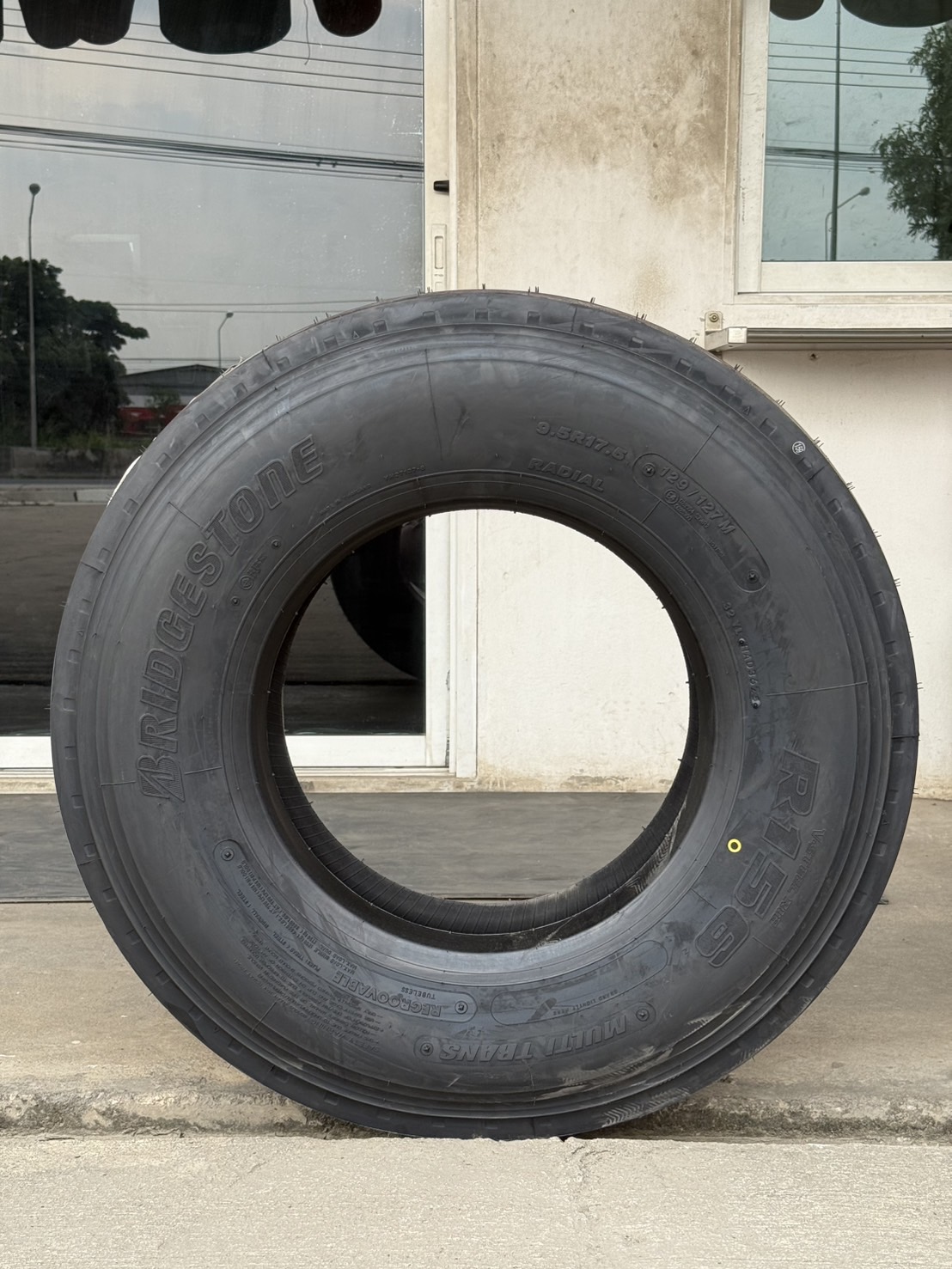 ยางบรรทุกบริสโตน Bridgestone รุ่น V-STEEL RIB R156 ขนาด 9.5R17.5 ยางปี ...