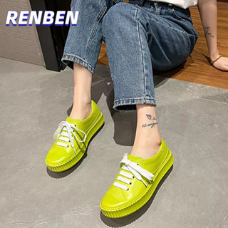 RENBEN แฟชั่นใหม่สีทึบผูกเชือกแบนสบาย ๆ ของผู้หญิงรองเท้าฝนด้านบนต่ำ