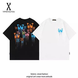 YIPINYOUYOU  ผู้ชายใหม่สไตล์อเมริกันย้อนยุคถนนสไตล์ผีเสื้อพิมพ์เสื้อยืดแขนสั้นแฟชั่นสไตล์เมืองเสื้อยืดคอกลมใส่ได้ทั้งชายและหญิง