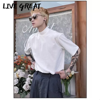 LIVE GREAT เสื้อยืดผู้ชายเทรนด์แฟชั่นใหม่เฉพาะการออกแบบความรู้สึกครึ่งแขนหลวมสบาย ๆ ทุกการแข่งขันคอตั้งแขนสั้น