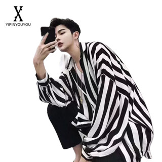 YIPINYOUYOU   เสื้อเชิ้ตผู้ชายแขนยาวแฟชั่นสไตล์เกาหลีเสื้อเชิ้ตลายทางทรงหลวมใส่ได้ทั้งชายและหญิง