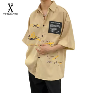 YIPINYOUYOU  2023 เสื้อเชิ้ตแขนสั้นผู้ชายสไตล์ฮ่องกงใหม่พิมพ์ลายเสื้อเชิ้ตลำลองผู้ชาย