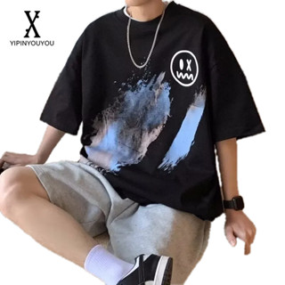 YIPINYOUYOU   เสื้อยืดแขนสั้นพิมพ์ลายสไตล์เมืองใหม่สไตล์ฮ่องกงสำหรับผู้ชายเสื้อยืดคอกลมยอดนิยมใส่ได้ทั้งชายและหญิง