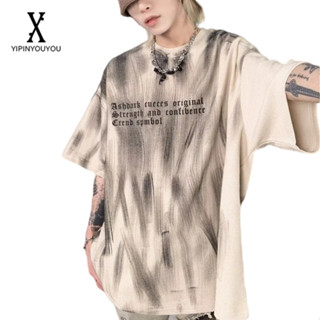 YIPINYOUYOU   เสื้อยืดเพ้นท์มือสไตล์อเมริกันเรโทรสตรีทแขนสั้นแฟชั่นเสื้อยืดกราฟฟิตีทรงหลวมสไตล์ฮ่องกง