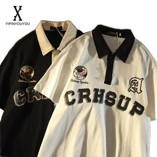 YIPINYOUYOU   เสื้อโปโลผู้ชายสไตล์ฮาราจูกุญี่ปุ่นใหม่ เสื้อยืดกีฬาพิมพ์ลายตัวอักษรย้อนยุคอเมริกัน ใส่ได้ทั้งผู้ชายและผู้หญิง