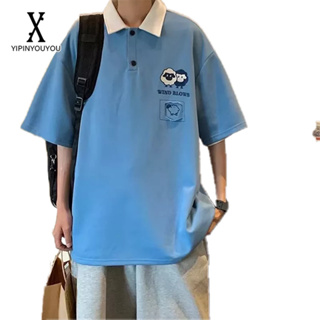 YIPINYOUYOU   เสื้อโปโลผู้ชายลายลูกแกะญี่ปุ่นใหม่แขนสั้นแฟชั่นสไตล์ฮาราจูกุเสื้อยืดคอพับยอดนิยม