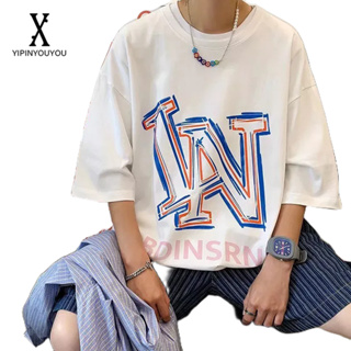 YIPINYOUYOU   เสื้อยืดคอกลมแฟชั่นใหม่สำหรับผู้ชายพิมพ์ตัวอักษรยอดนิยมแขนสั้นเสื้อยืดหลวมสไตล์เมือง