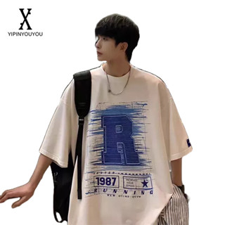 YIPINYOUYOU เสื้อยืดคอกลมลำลองสไตล์ฮ่องกงแขนสั้นสไตล์อเมริกันสตรีทเสื้อยืดพิมพ์ตัวอักษร 2023 ของใหม่ผู้ชาย